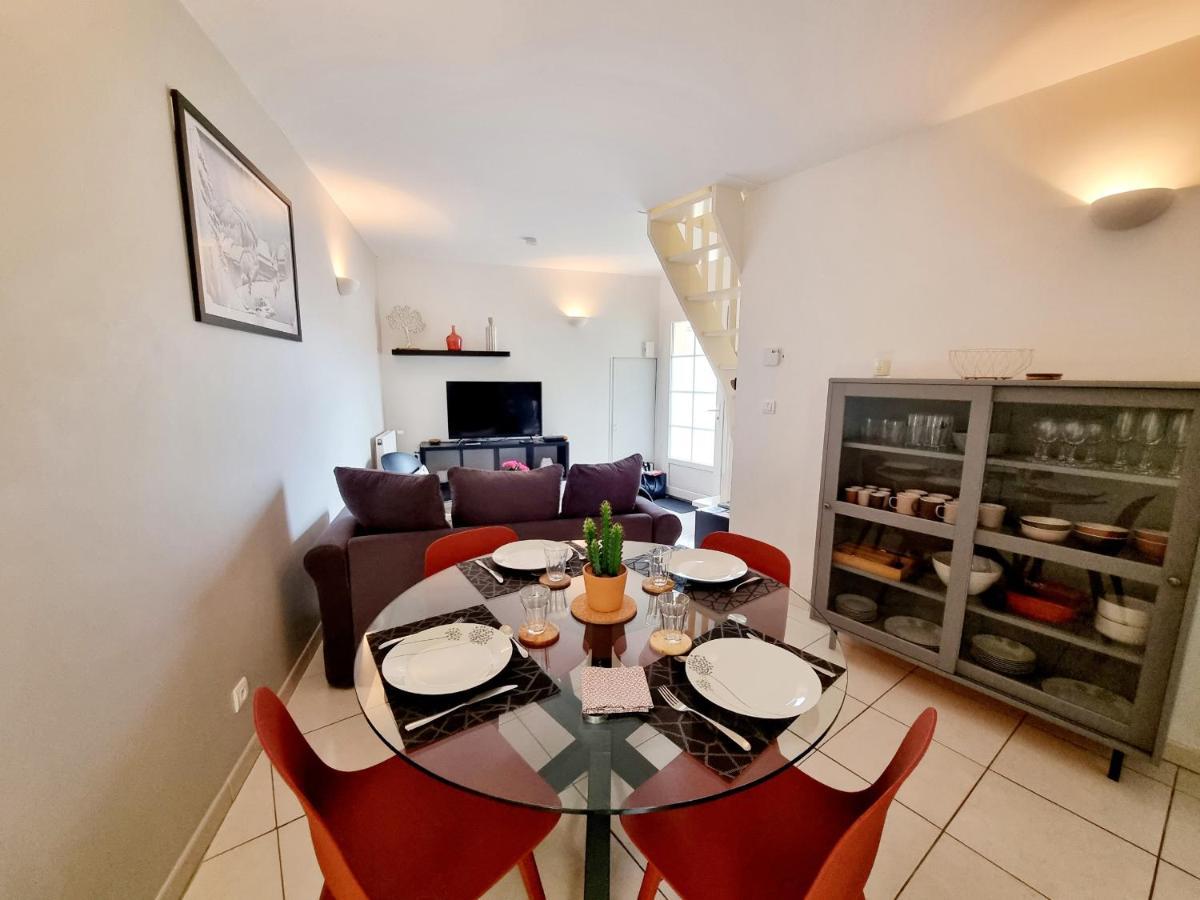 Coquette Maison De Ville Calme Avec Patio อองกูแลม ภายนอก รูปภาพ