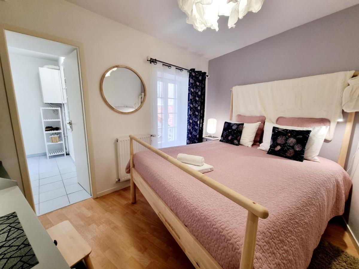 Coquette Maison De Ville Calme Avec Patio อองกูแลม ภายนอก รูปภาพ