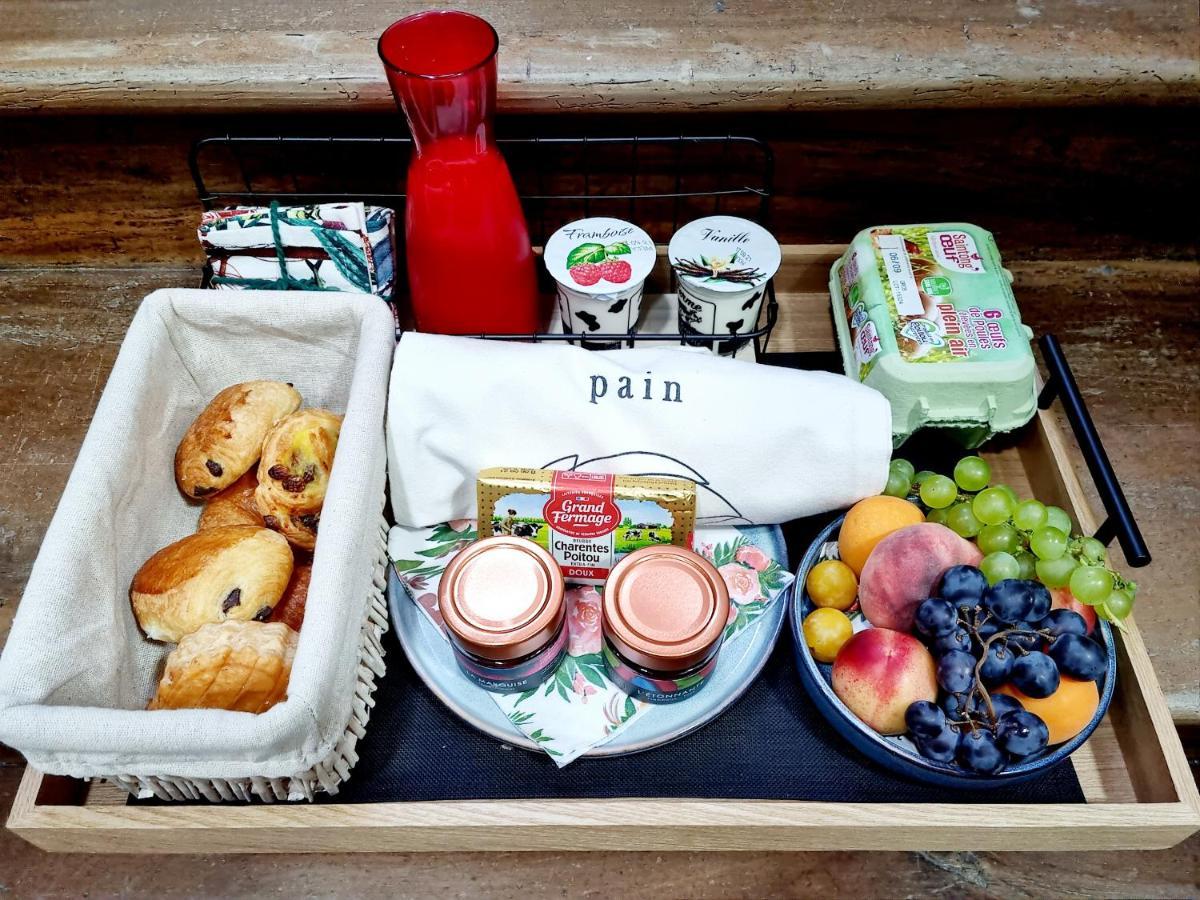 Coquette Maison De Ville Calme Avec Patio อองกูแลม ภายนอก รูปภาพ